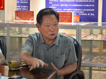 破茧卌秋织 经纬 ，耕心万里种青松