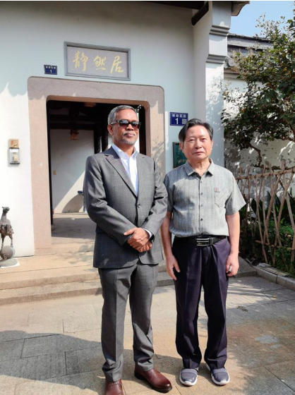 破茧卌秋织 经纬 ，耕心万里种青松