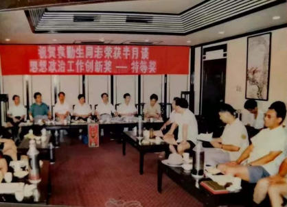 破茧卌秋织 经纬 ，耕心万里种青松